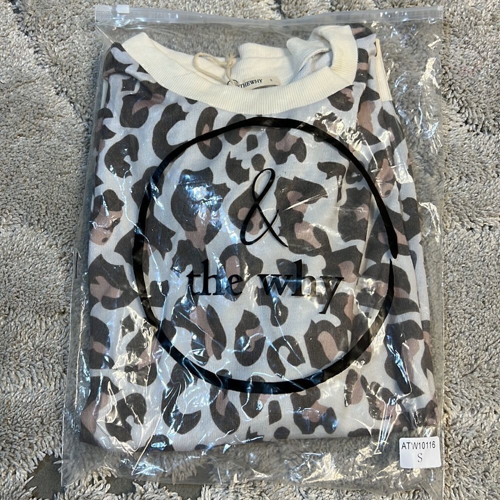 Leopard Printed Crew Neck Top - Picture 5 of 6